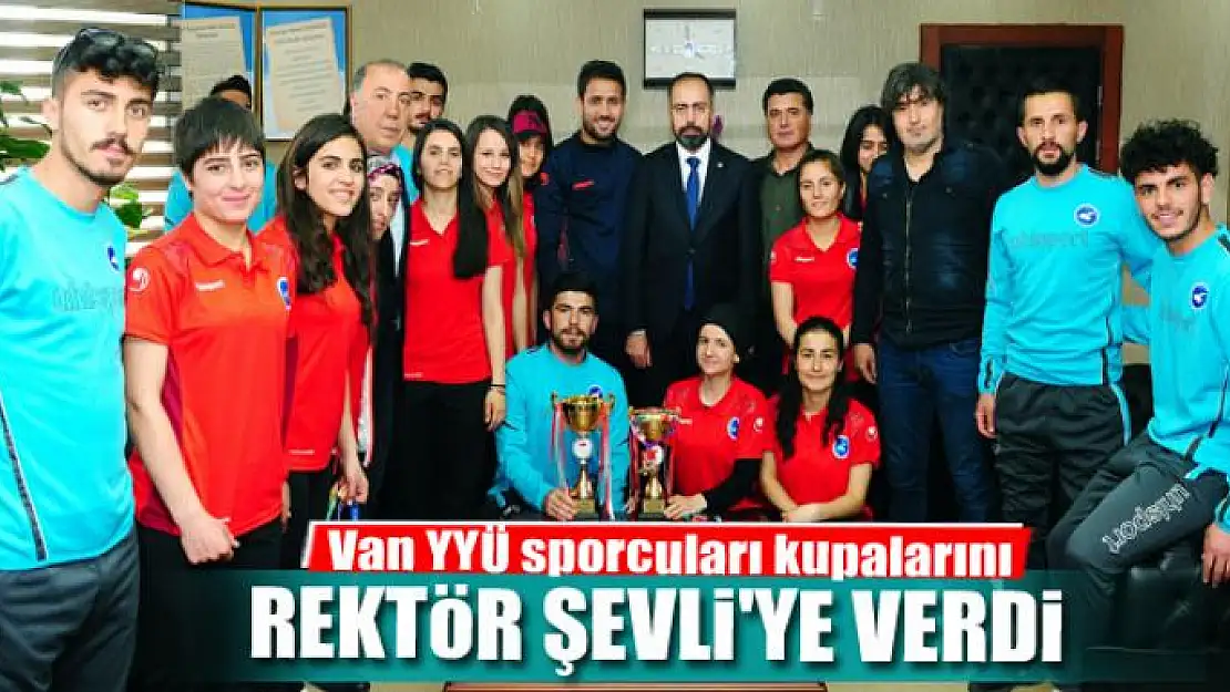 Van YYÜ sporcuları kupalarını Rektör Şevli'ye verdi 