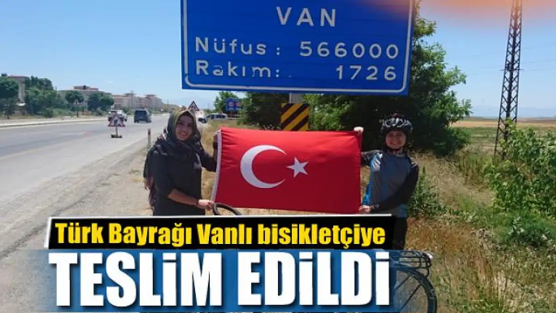 Türk Bayrağı Vanlı bisikletçiye teslim edildi