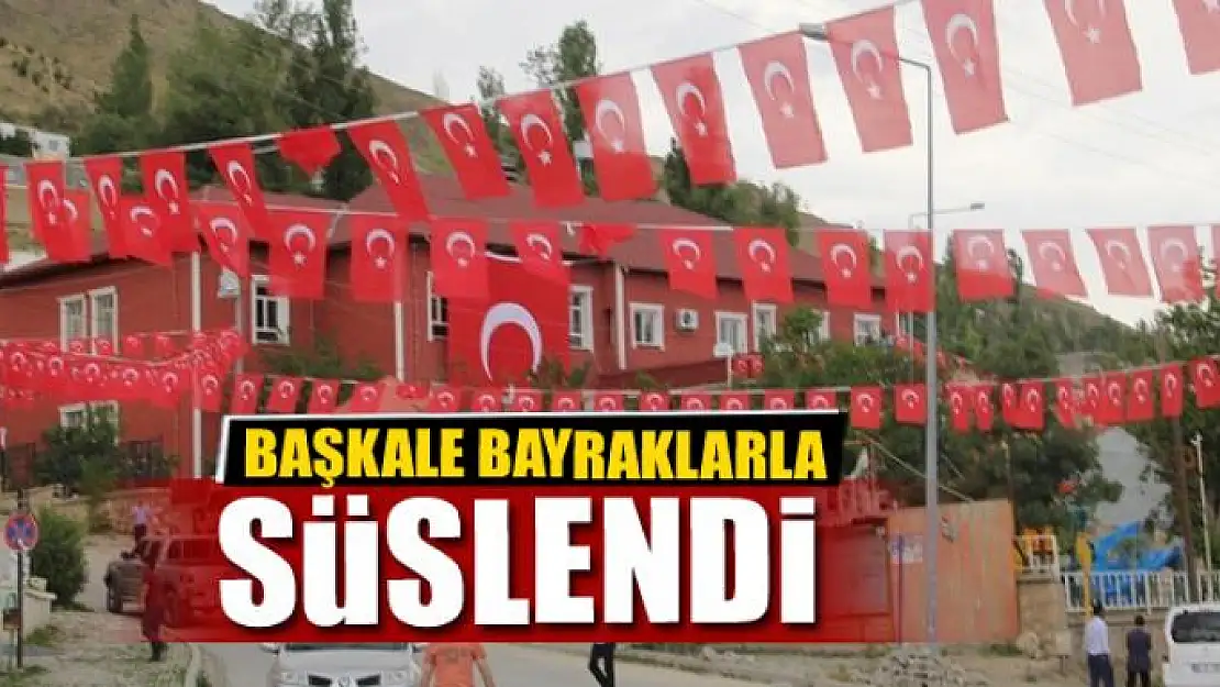 Başkale ilçesi bayraklarla süslendi