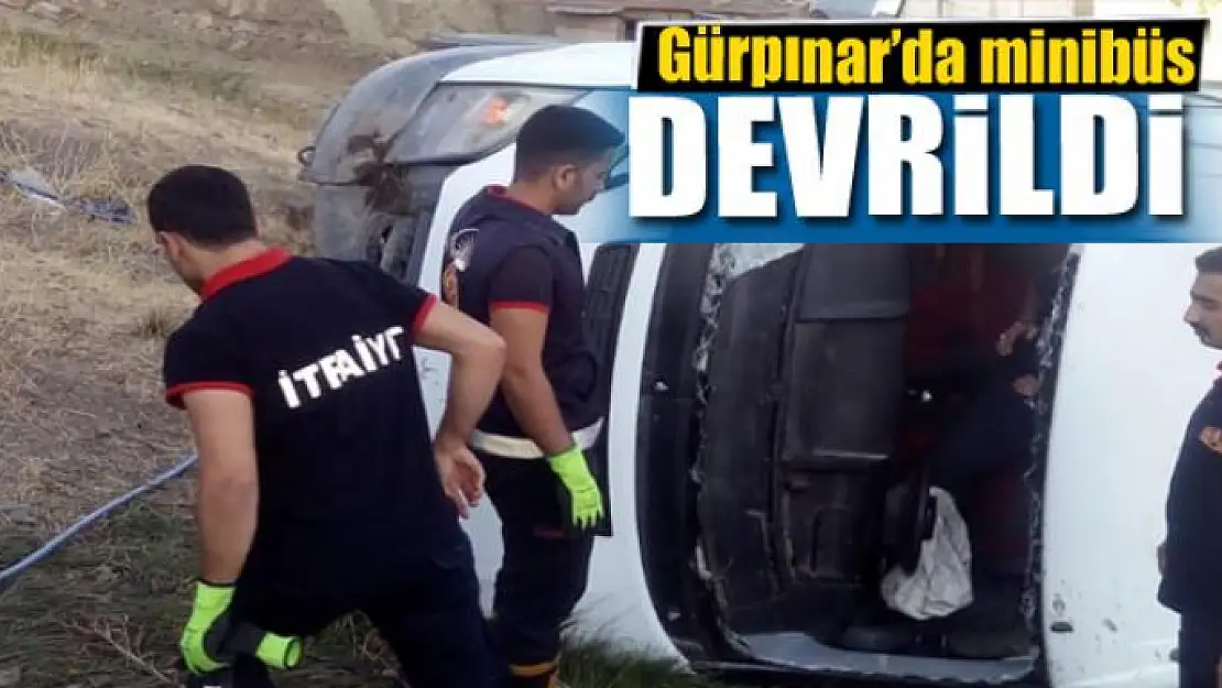 Gürpınar'da minibüs devrildi