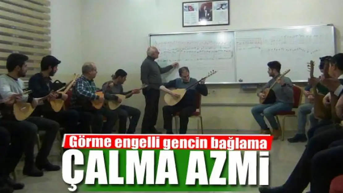 Görme engelli gencin bağlama çalma azmi 