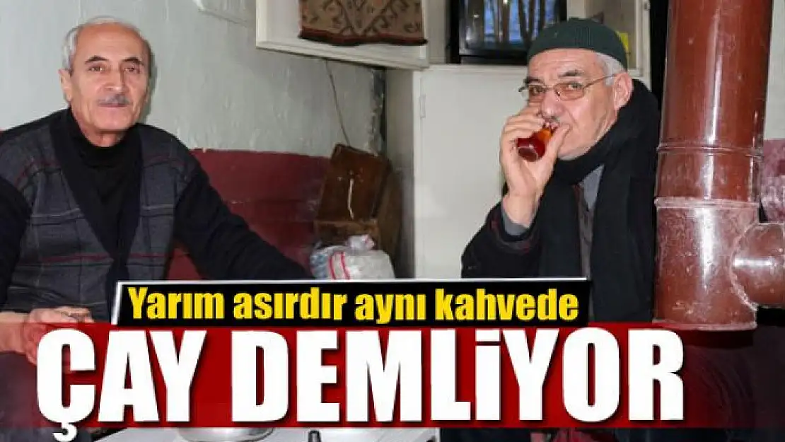 Yarım asırdır aynı kahvede çay demliyor