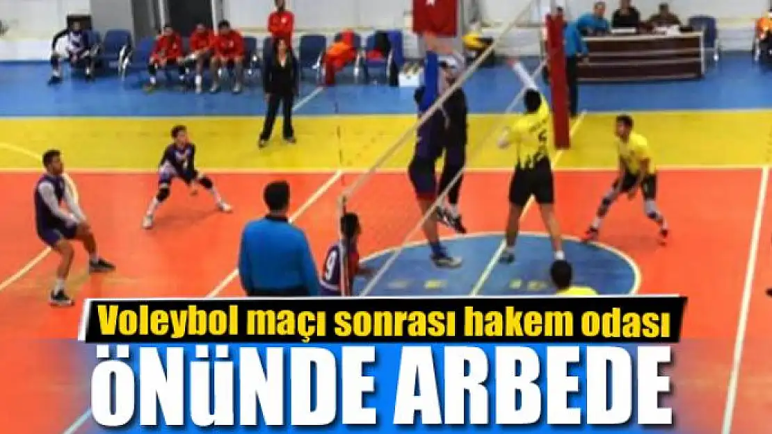 Voleybol maçı sonrası hakem odası önünde arbede