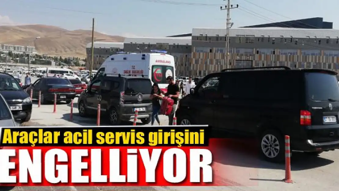 Araçlar acil servis girişini engelliyor