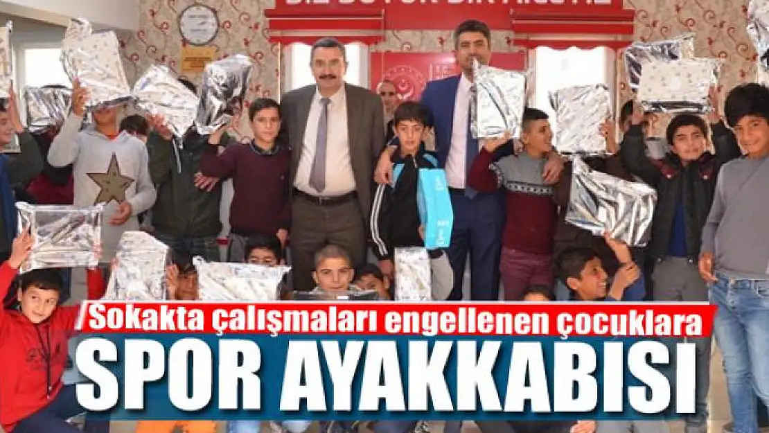 Sokakta çalışmaları engellenen çocuklara spor ayakkabısı