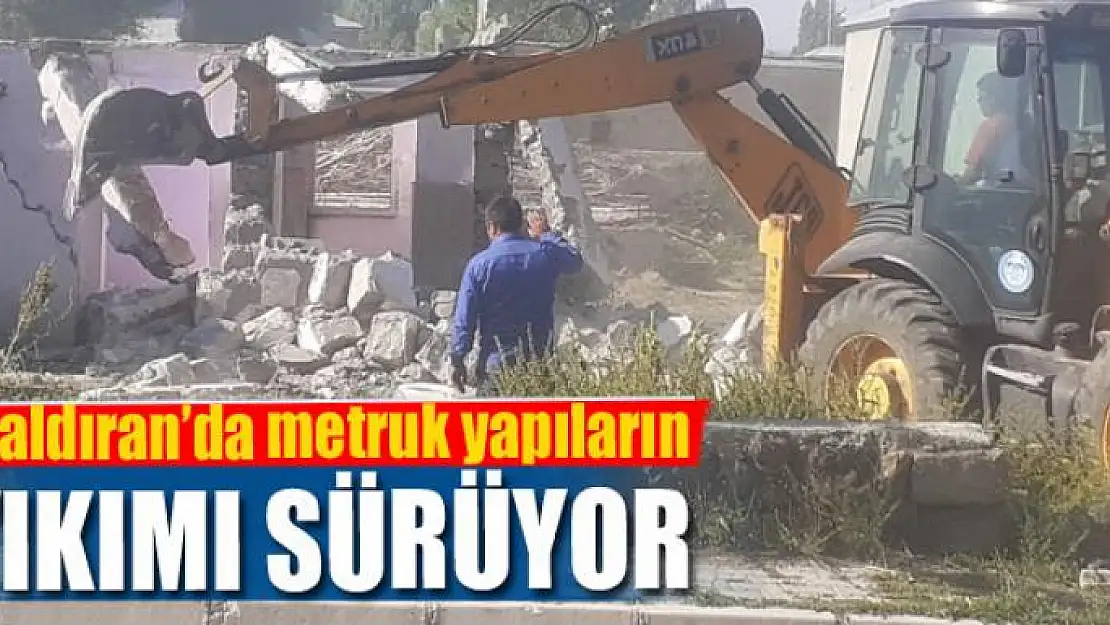 Çaldıran'da metruk yapıların yıkımı sürüyor