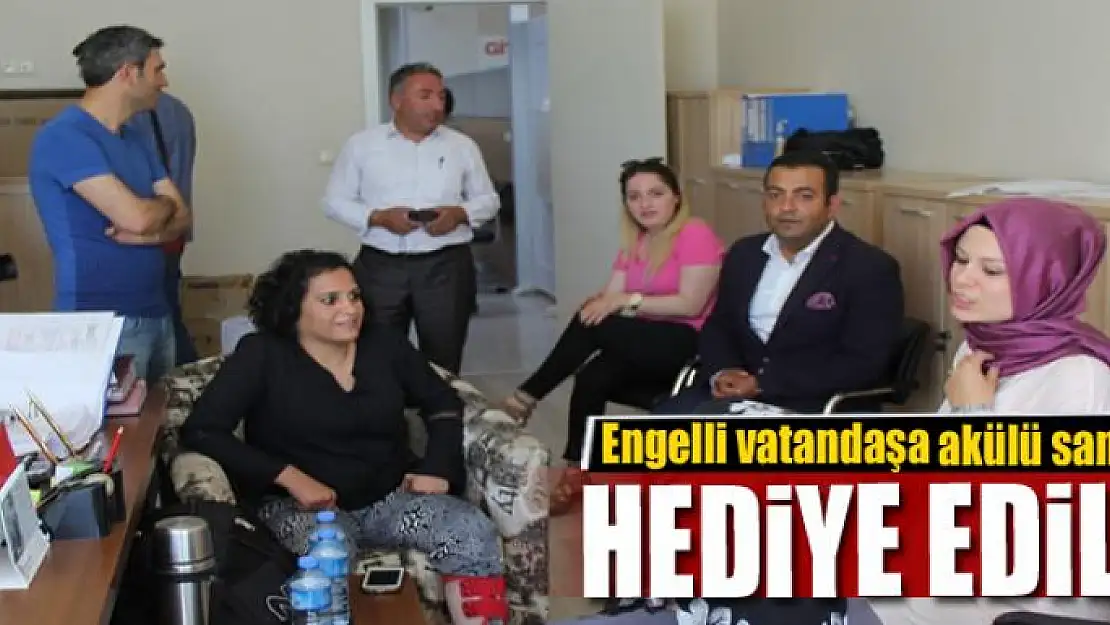 Engelli vatandaşa akülü sandalye hediye edildi