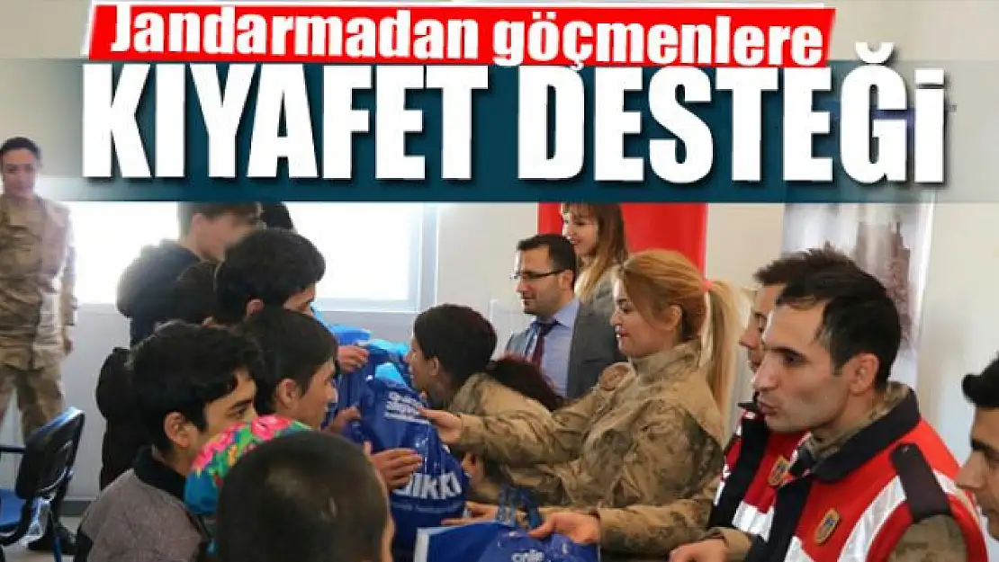 Jandarmadan göçmenlere kıyafet desteği