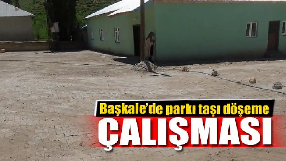 Başkale'de parkı taşı döşeme çalışması