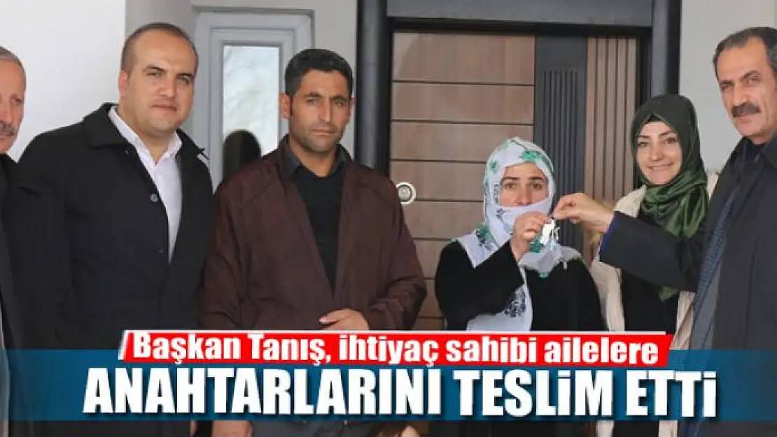 Başkan Tanış, ihtiyaç sahibi ailelere anahtarlarını teslim etti