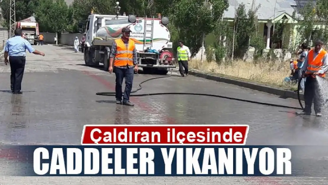 Çaldıran'da yol yıkama çalışması