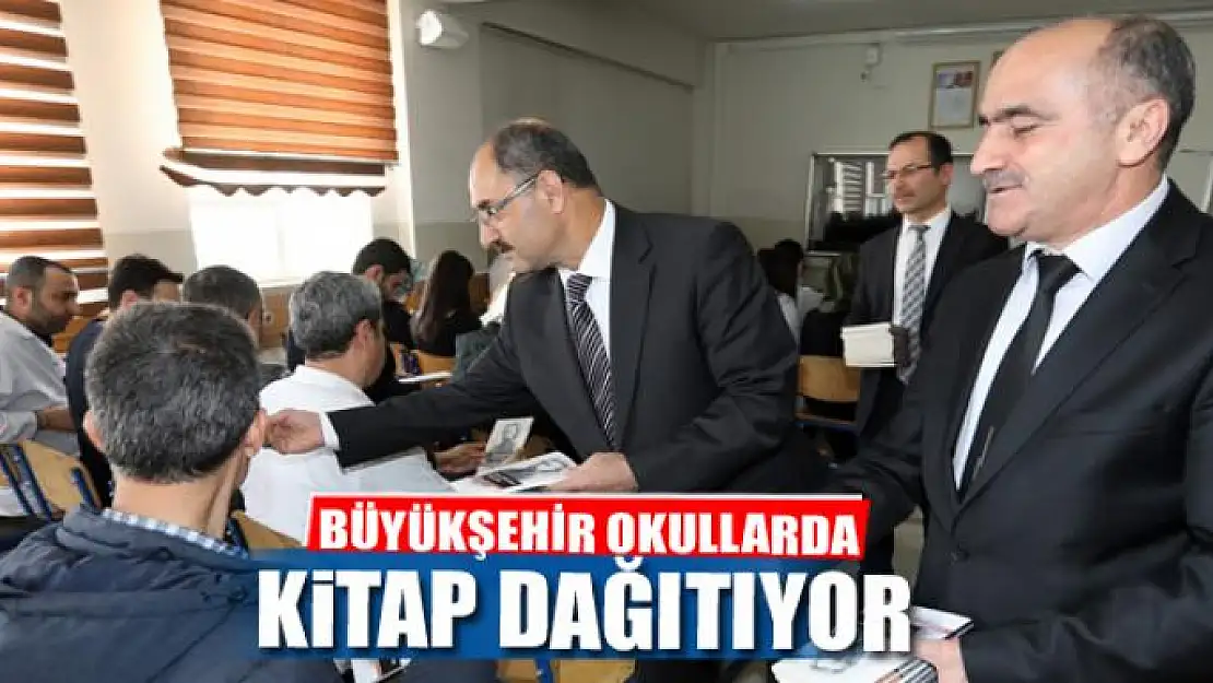 BÜYÜKŞEHİR OKULLARDA KİTAP DAĞITIYOR