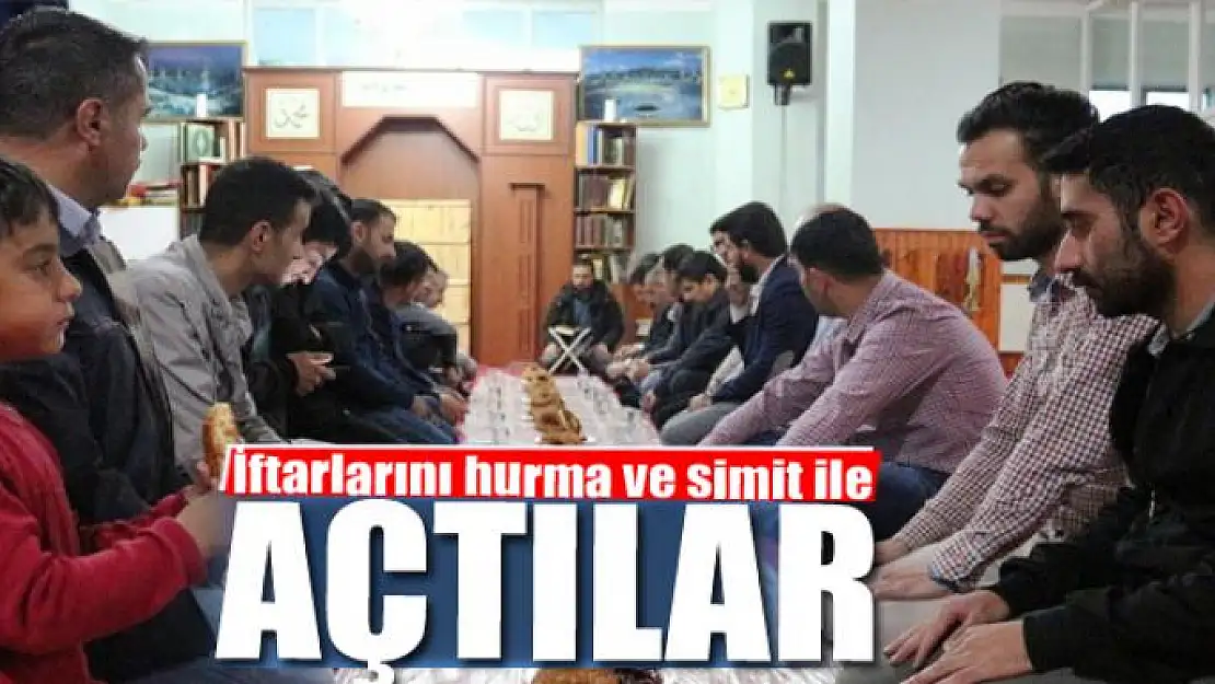 İftarlarını hurma ve simit ile açtılar