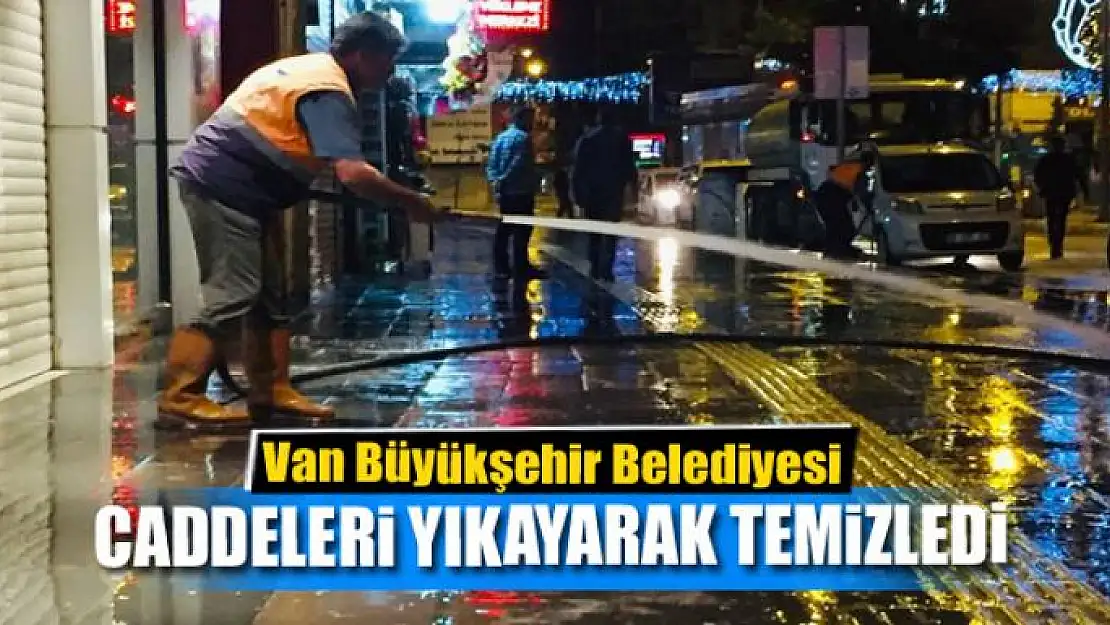 Büyükşehir caddeleri yıkayarak temizledi