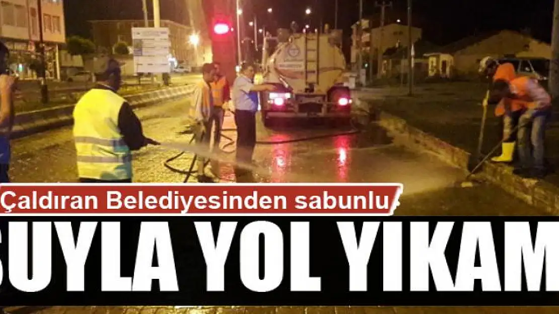 Çaldıran Belediyesinden sabunlu suyla yol yıkama