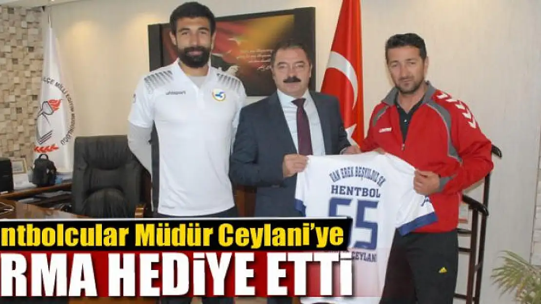 Hentbolculardan Müdür Ceylani'ye forma 