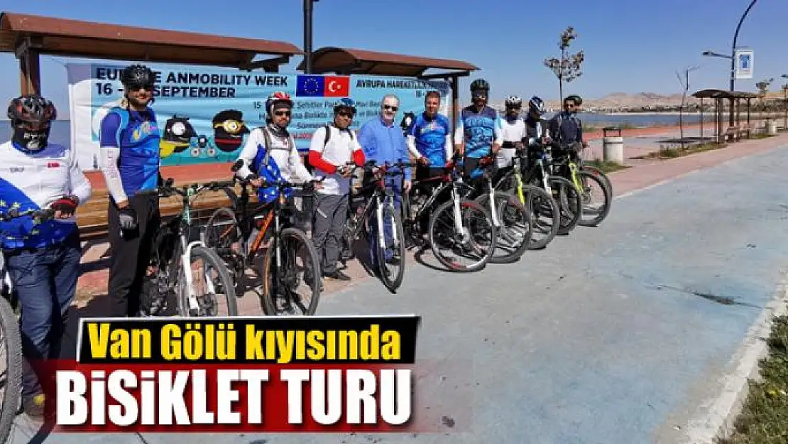 Van Gölü kıyısında bisiklet turu