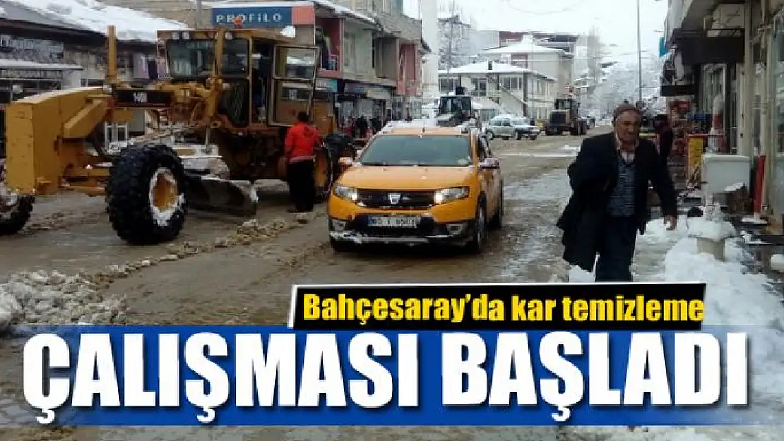 Bahçesaray'da kar temizleme çalışması