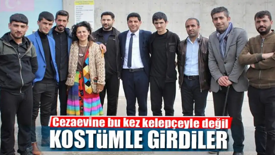 Cezaevine bu kez kelepçeyle değil kostümle girdiler