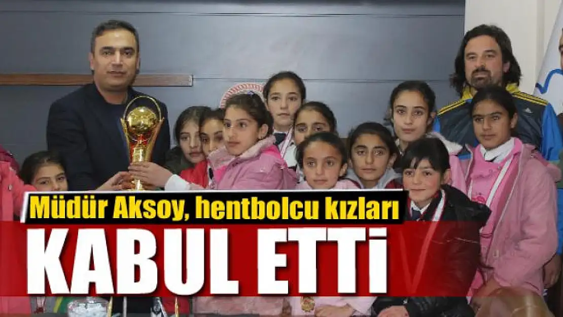 Müdür Aksoy, hentbolcu kızları kabul etti 