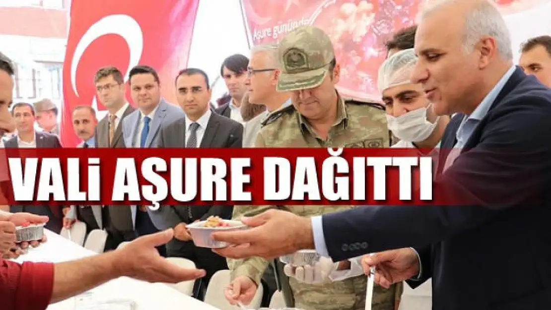 VALİ AŞURE DAĞITTI