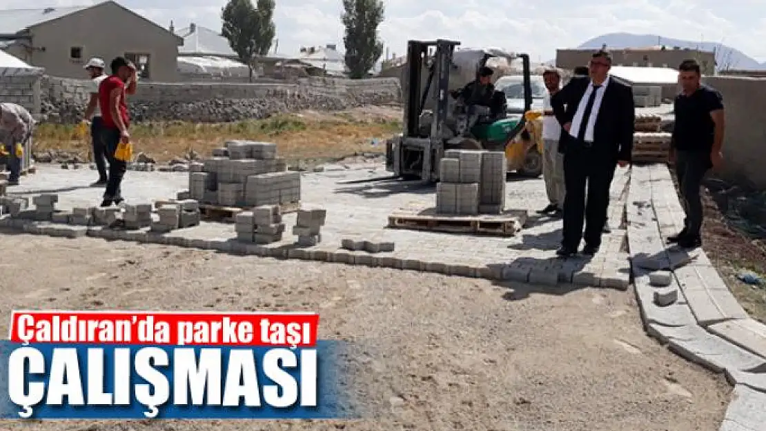 Çaldıran'da parke taşı çalışması 