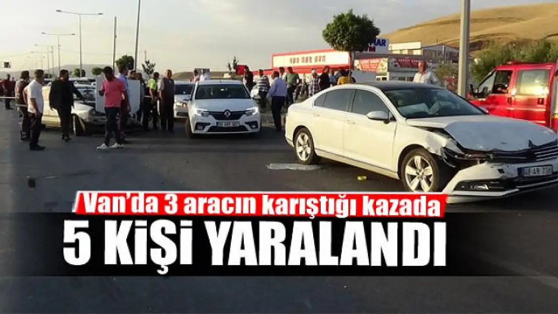 Van'da 3 aracın karıştığı kazada 5 kişi yaralandı 