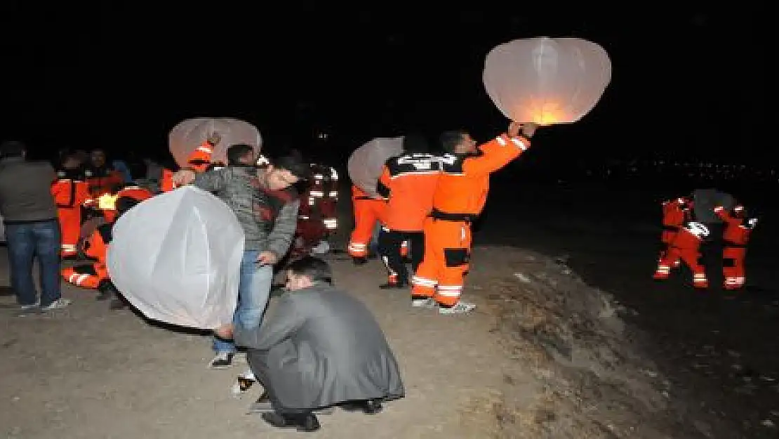 VANLILAR DEPREMİ GÖZ YAŞLARIYLA ANIYOR