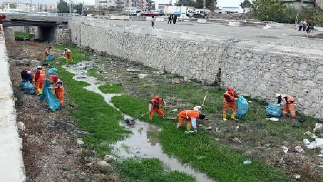 AKKÖPRÜ DERESİ'NDEN 40 TON ÇÖP TOPLANDI