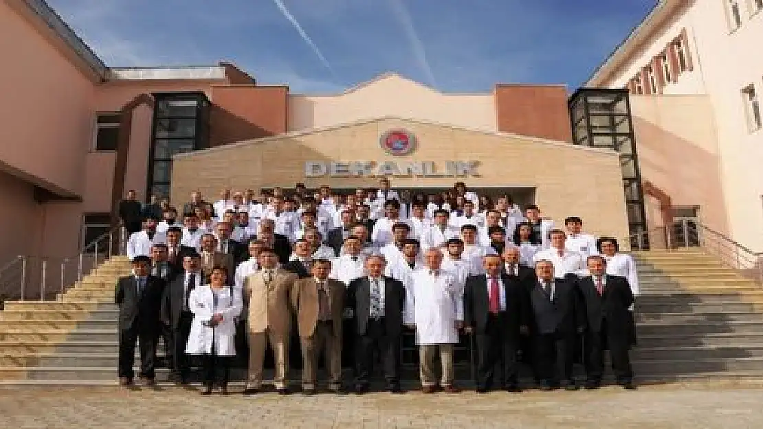 YYÜ'LÜ DOKTOR ADAYLARI ÖNLÜK GİYDİ