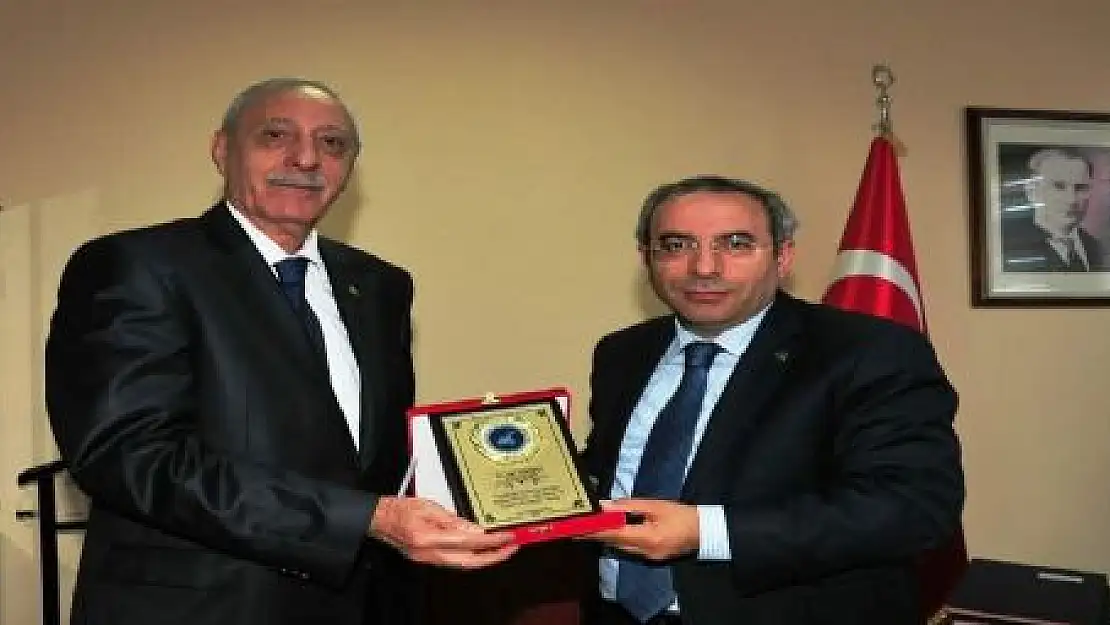 BATTAL'DAN ÖZGÖKÇE'YE PLAKET