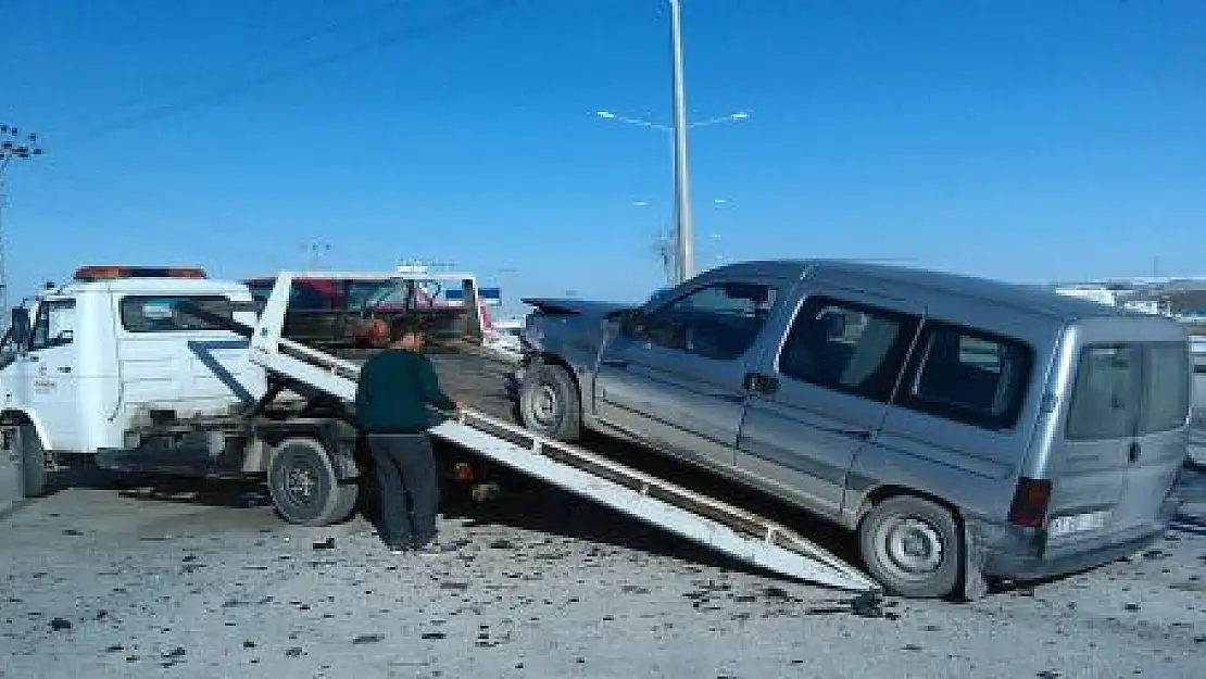 ZİNCİRLEME KAZA: 1 ÖLÜ, 5 YARALI