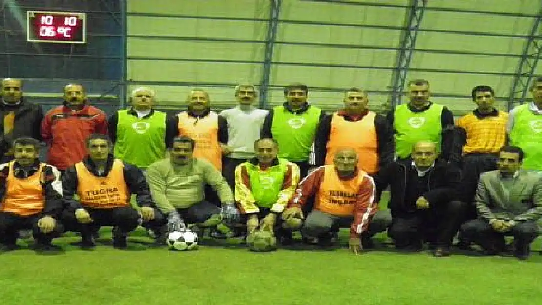 FUTBOL SEVGİSİ YAŞ DİNLEMİYOR