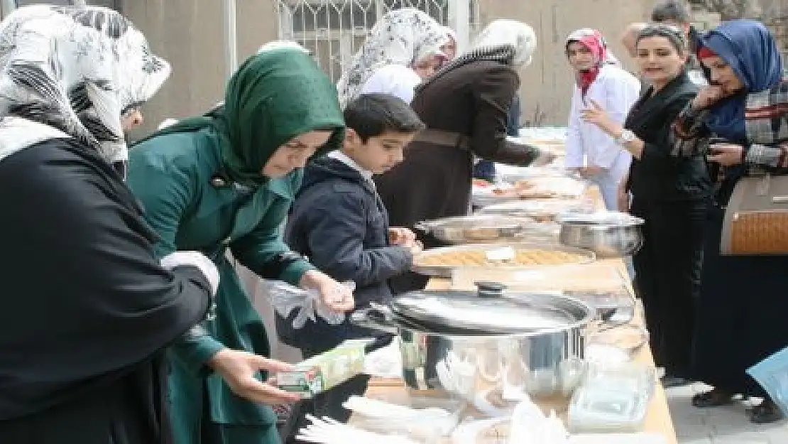 ÖĞRENCİLERDEN KERMES...