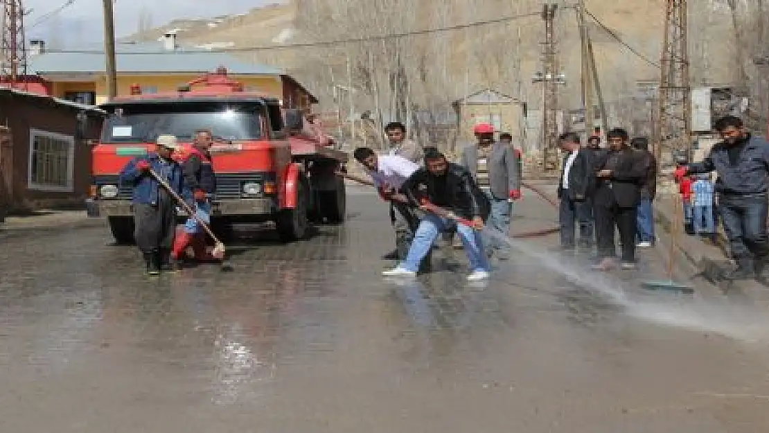 BAŞKALE'DE BAHAR TEMİZLİĞİ