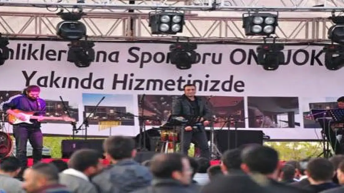 ÖĞRENCİLER KONSERLE COŞTU