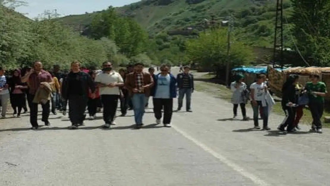 ÇATAK'TA GENÇLİK YÜRÜYÜŞÜ