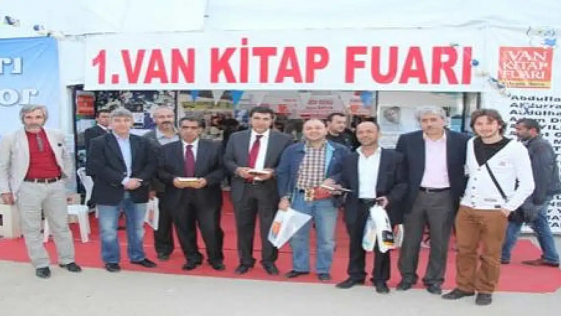 NADİROĞLU'NDAN KİTAP FUARI'NA ZİYARET