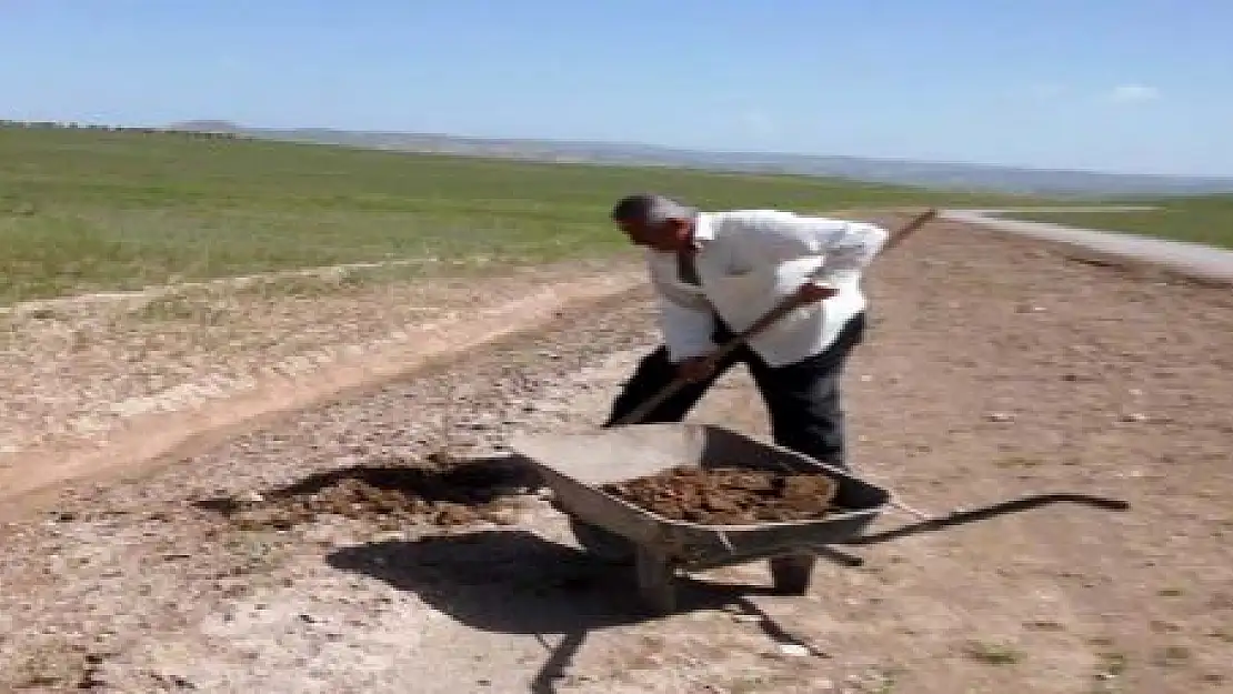 Yetkililere kızdı, yoldaki çukurları doldurdu