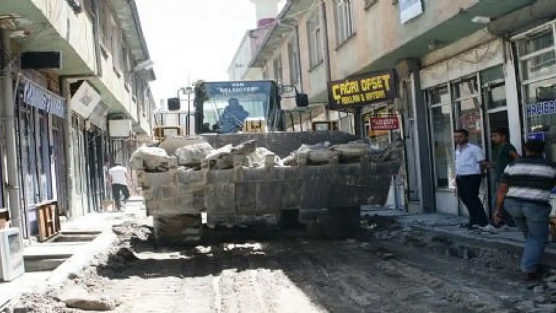 VAN'DA KALDIRIMLAR YENİLENİYOR