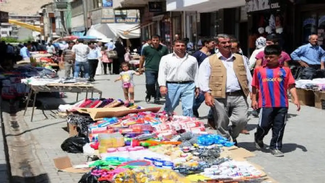 ÇARŞI PAZARDA BAYRAM TELAŞI BAŞLADI