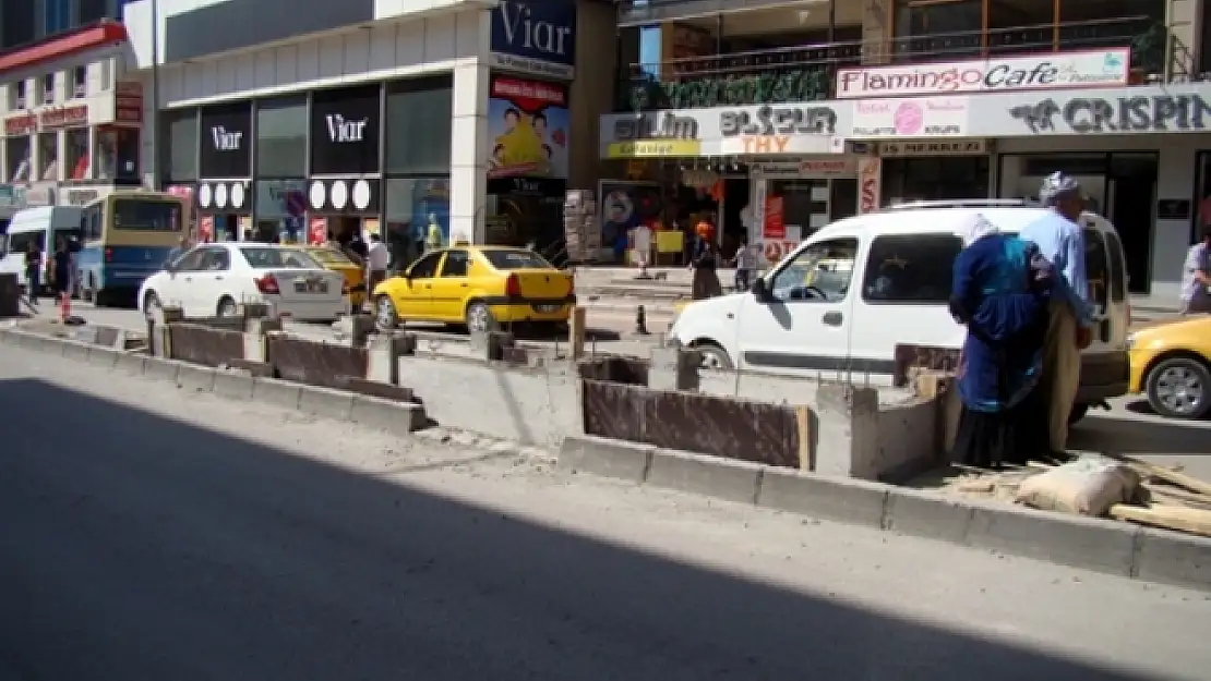 Maraş Caddesi Çiçekleniyor