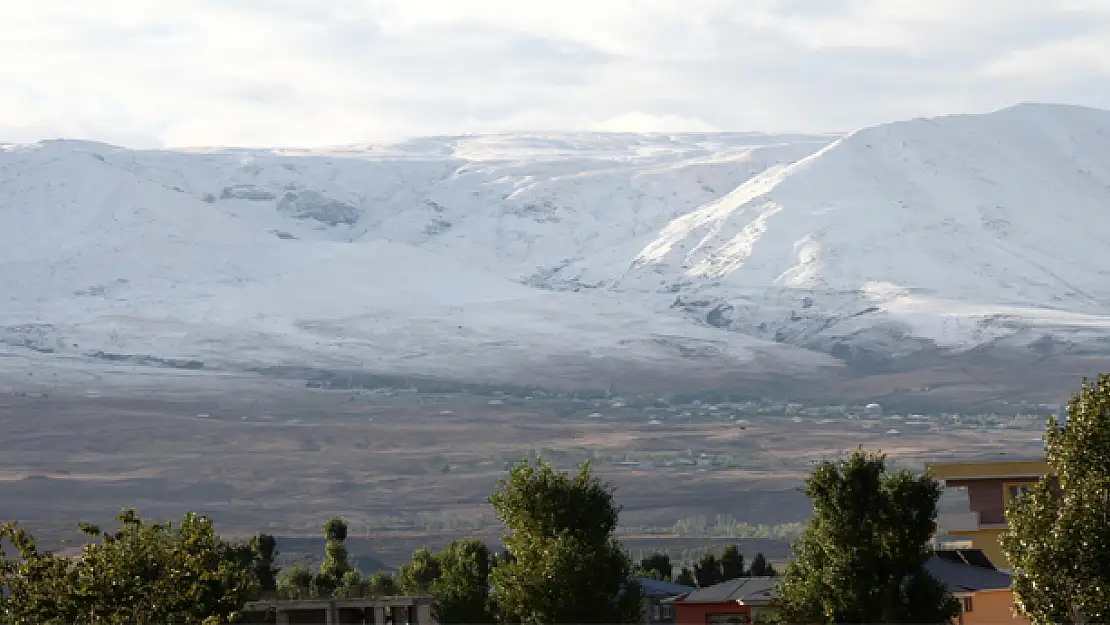 MURADİYE'YE YILIN İLK KARI YAĞDI