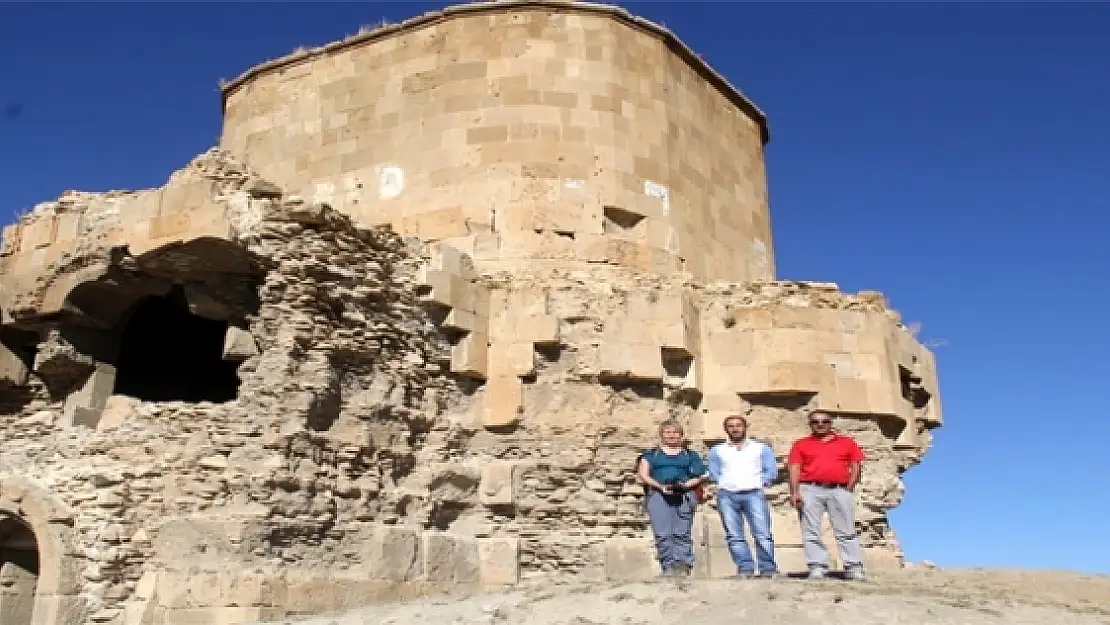 TURİSTLER BAŞKALEYE HAYRAN KALDI