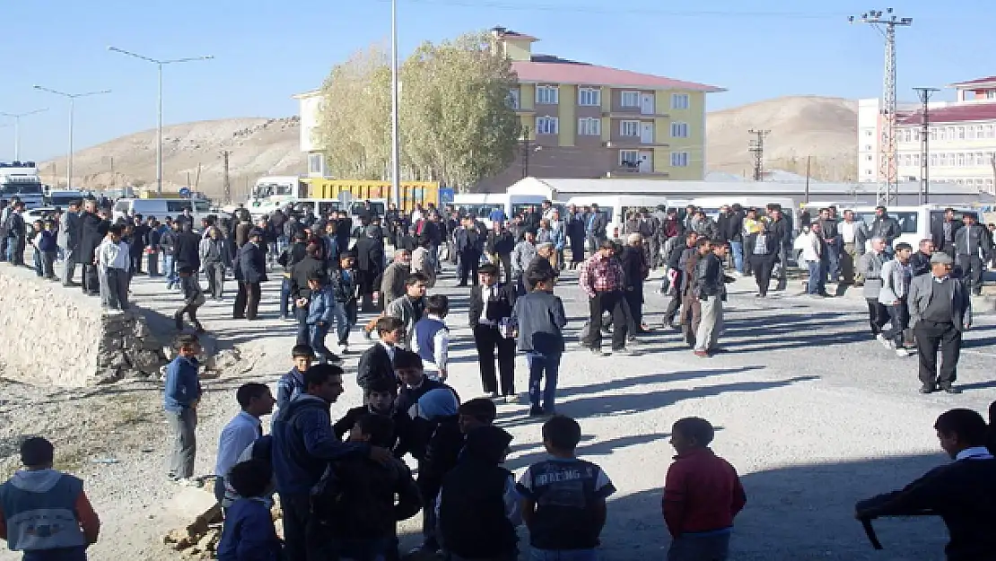 ÇALDIRANDA ÜST GEÇİT PROTESTOSU