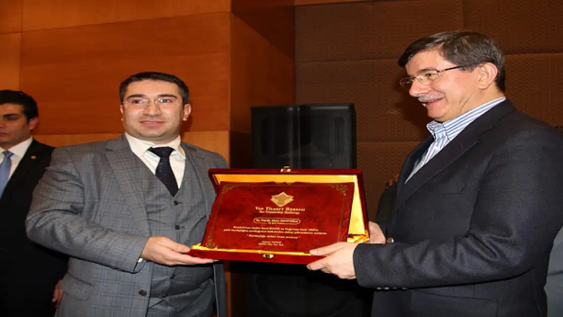 BAŞKAN TOPRAKTAN BAKAN DAVUTOĞLUNA PLAKET