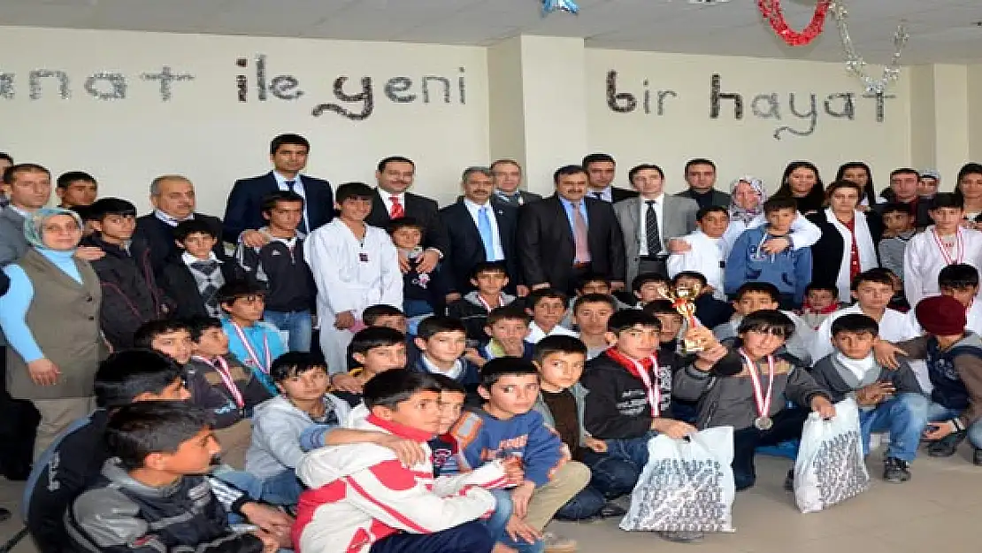 GENÇLİK MERKEZİNDE ÖDÜL TÖRENİ