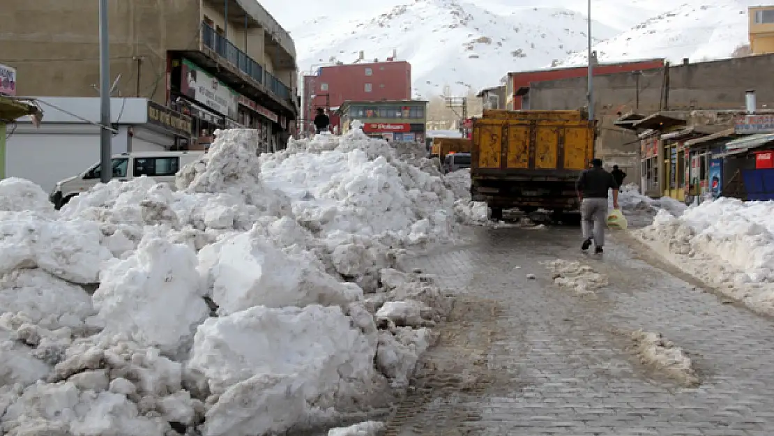 BAŞKALE'DE KAR TEMİZLİĞİ