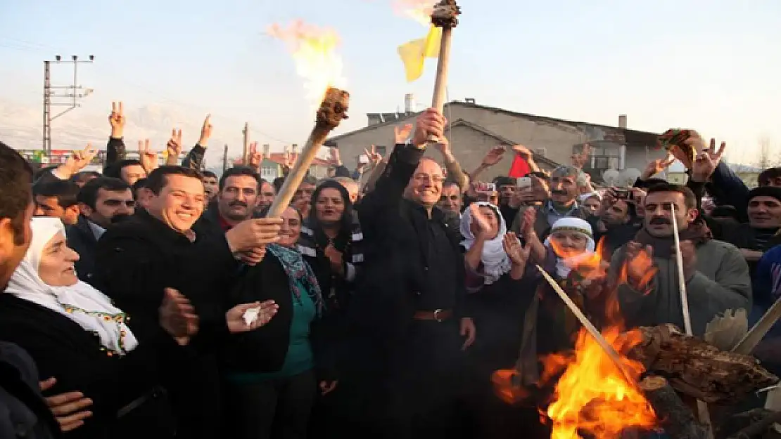 VANDA YILIN İLK NEVRUZ ATEŞİ YAKILDI