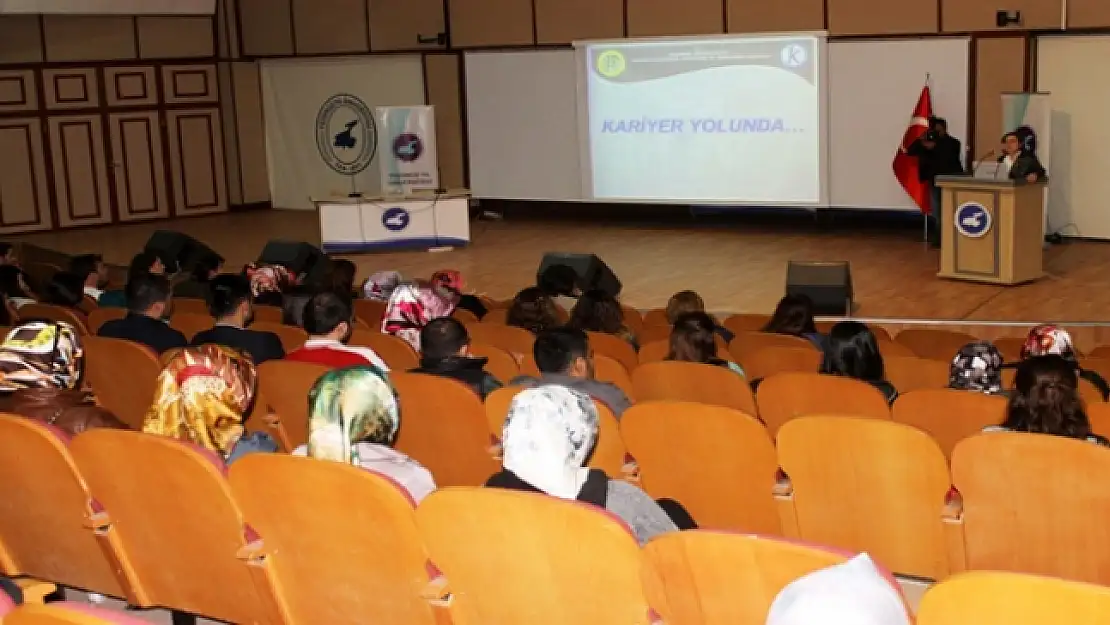 YYÜ'de Kariyer Yolunda Başarı Konferansı Düzenlendi